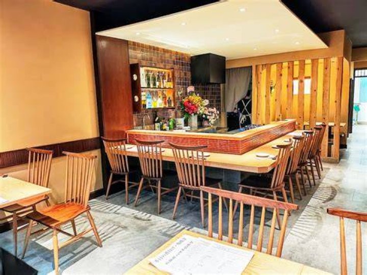 人形町の小料理屋の暖簾と路地