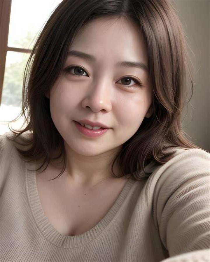 明るい笑顔のアラサー女性、幸せな未来を見つめる